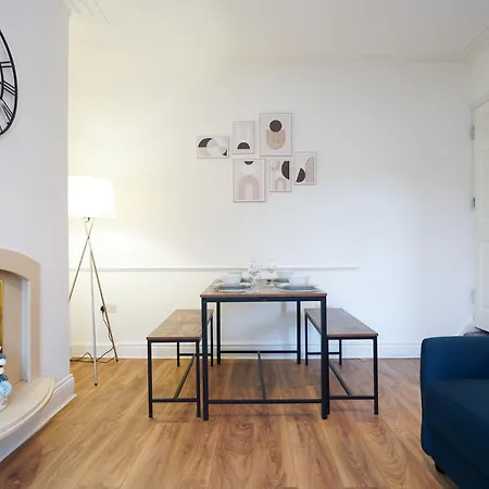 3 Bedroom Modern With Free Parking *