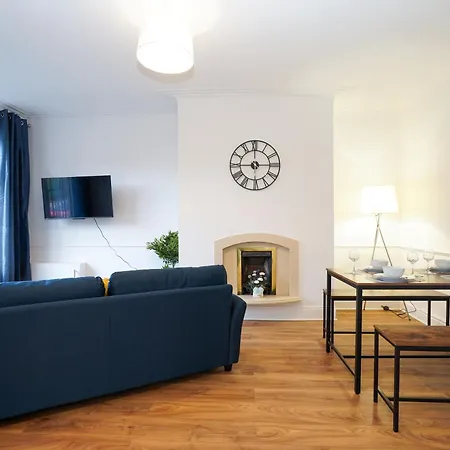 3 Bedroom Modern With Free Parking شقة