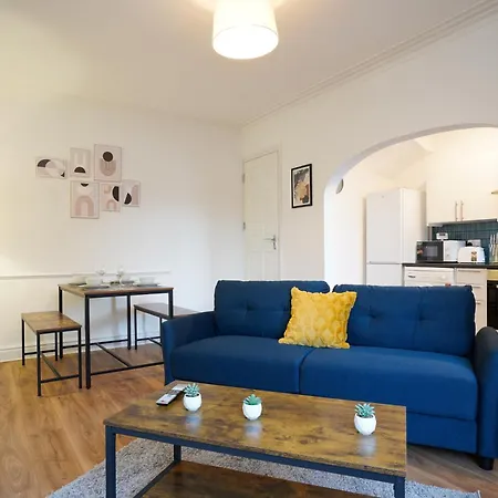 3 Bedroom Modern With Free Parking *