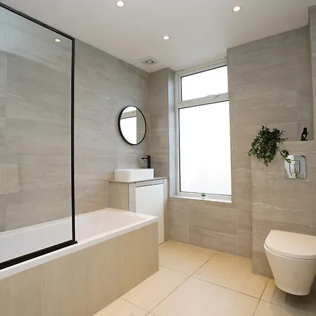 شقة 3 Bedroom Modern With Free Parking ليدز