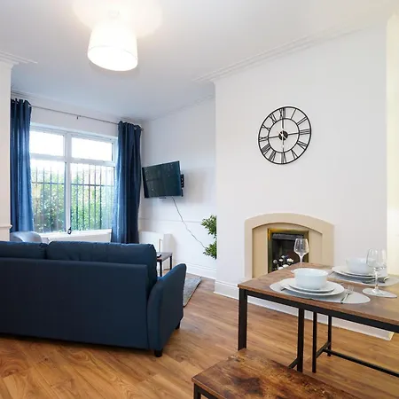 3 Bedroom Modern With Free Parking شقة *