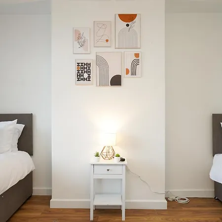 3 Bedroom Modern With Free Parking شقة *