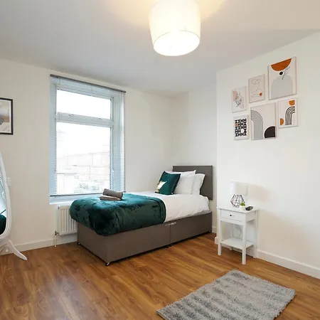 3 Bedroom Modern With Free Parking ليدز