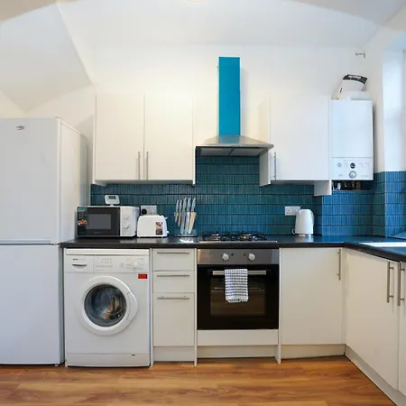 3 Bedroom Modern With Free Parking شقة