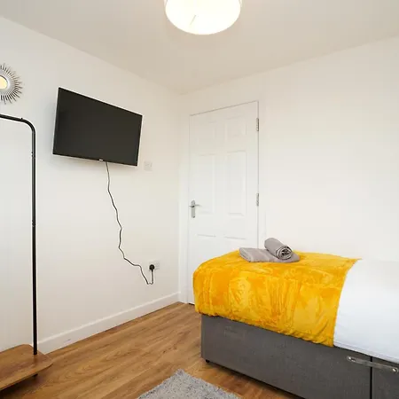 3 Bedroom Modern With Free Parking *