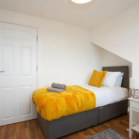 3 Bedroom Modern With Free Parking * ليدز