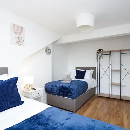 3 Bedroom Modern With Free Parking