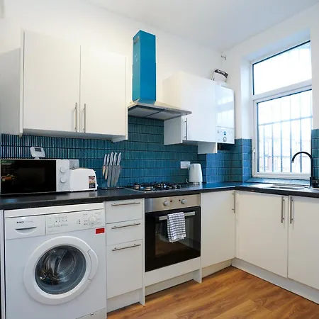 3 Bedroom Modern With Free Parking * ليدز